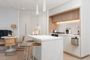 Fantastic Location 2BR in CBD with Pool Gym Sauna