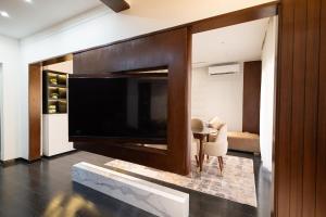 Luxe Heliopolis Apartment With Patio - 15 minute to Airport