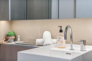 Next to Crown and Yarra River Australia 108 Lux 2 Bed 2 Bath
