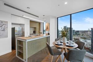 Free Parking Fantastic View 2 Bed 2 Bath Next to Garden