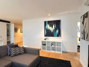 3 BedCBD Next to Skybus with Pool Gym Sauna