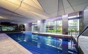 3 BedCBD Next to Skybus with Pool Gym Sauna