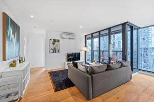 3 BedCBD Next to Skybus with Pool Gym Sauna