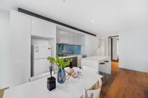 3 BedCBD Next to Skybus with Pool Gym Sauna