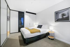 3 BedCBD Next to Skybus with Pool Gym Sauna