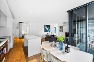 3 BedCBD Next to Skybus with Pool Gym Sauna