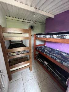 Aluga-se quarto com piscina