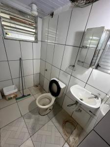 Aluga-se quarto com piscina