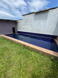 Aluga-se quarto com piscina