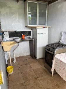 Aluga-se quarto com piscina