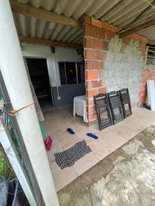 Aluga-se quarto com piscina