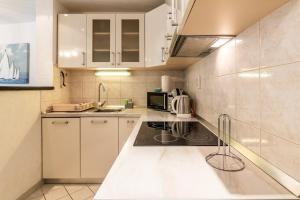 Spacious family apartment by the sea