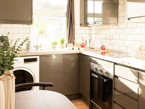 Cosy 2 Bedroom Apartment - Free Parking, Fast WiFi and Smart TV by Tejza Property