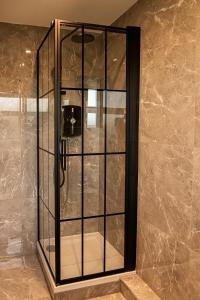 Cosy 2 Bedroom Apartment - Free Parking, Fast WiFi and Smart TV by Tejza Property