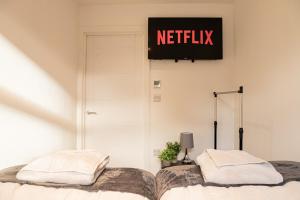 Cosy 2 Bedroom Apartment - Free Parking, Fast WiFi and Smart TV by Tejza Property