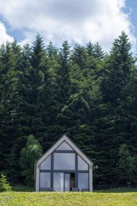 Stodoły Modyń - Domki w Beskidzie Wyspowym - staw kąpielowy, balia, sauna, grota solna - widok na góry