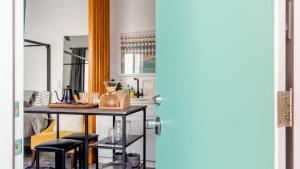 Sleek Luxury Studio with Patio LAX & Beach Access