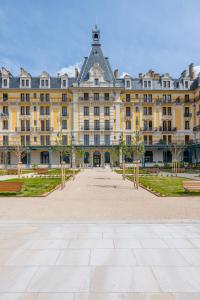 Appartements La suite Imperiale - Baignoire balneotherapie - Palace avec vue lac : photos des chambres