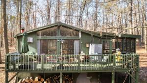 Zen Vibe w Fireplace Grill Deck & Screened Porch