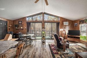 Zen Vibe w Fireplace Grill Deck & Screened Porch