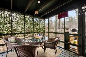 Zen Vibe w Fireplace Grill Deck & Screened Porch