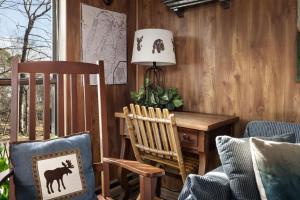 Zen Vibe w Fireplace Grill Deck & Screened Porch