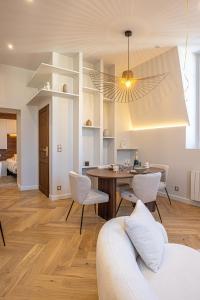 Appartements La suite Imperiale - Baignoire balneotherapie - Palace avec vue lac : photos des chambres