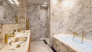 La suite Impériale - Baignoire balnéothérapie - Palace avec vue lac