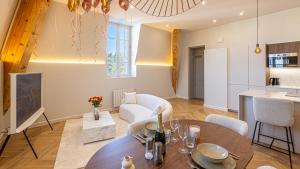 Appartements La suite Imperiale - Baignoire balneotherapie - Palace avec vue lac : photos des chambres