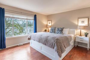 Spacious & Serene 6-Br Family Retreat in Kirkland