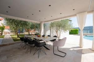 Luxury Villa Karmen with pool & spa zone