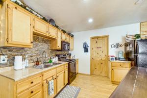 Peaceful Strawberry Cabin Fire Pit and Hot Tub