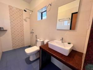 Morjim Sunset Guesthouse- Apartments with Kitchen & AC Rooms