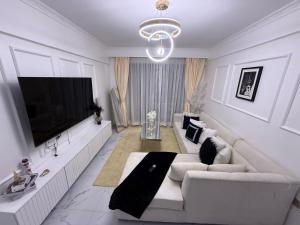 Trendy Luxe 1BR with Spacious Living Room