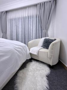 Trendy Luxe 1BR with Spacious Living Room