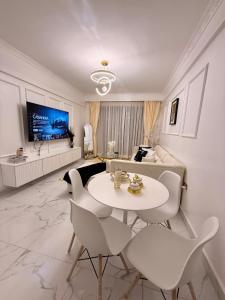 Trendy Luxe 1BR with Spacious Living Room