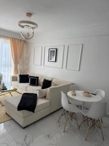 Trendy Luxe 1BR with Spacious Living Room