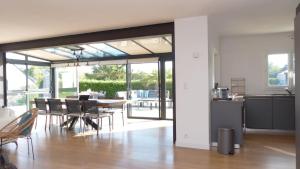 Maisons de vacances Confortable maison avec piscine a Larmor Baden : photos des chambres