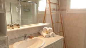 Maisons de vacances Confortable maison avec piscine a Larmor Baden : photos des chambres