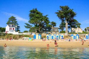 Maisons de vacances Confortable maison avec piscine a Larmor Baden : Maison de Vacances 4 Chambres