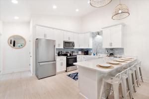 Brand New Luxury Rental on Oleander Unit H