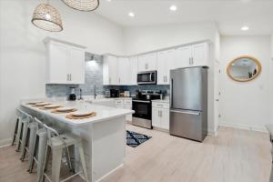 Brand New Luxury Rental on Oleander Unit G