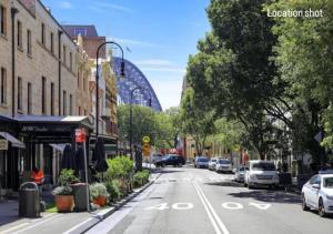 Breathtaking Harbour Bridge Views In Prime Locale
