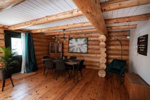 Cozy Log Cabin with Spa - 3 min of Tremblant