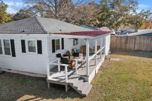 Chic Modern House Close to Beaches & Downtown