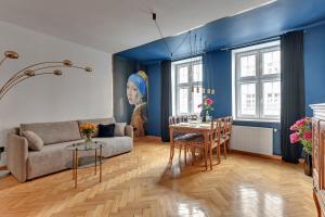 Apartment Mariacka Girl with a Pearl by TriApart