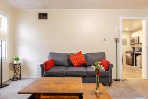 DTW Metro-Airport entire cozy house