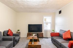 DTW Metro-Airport entire cozy house