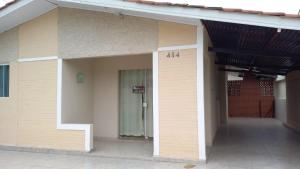 Piscina, churrasqueira, 50m da praia e cabem até 13 pessoas!