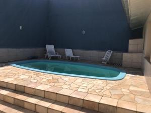 Piscina, churrasqueira, 50m da praia e cabem até 13 pessoas!